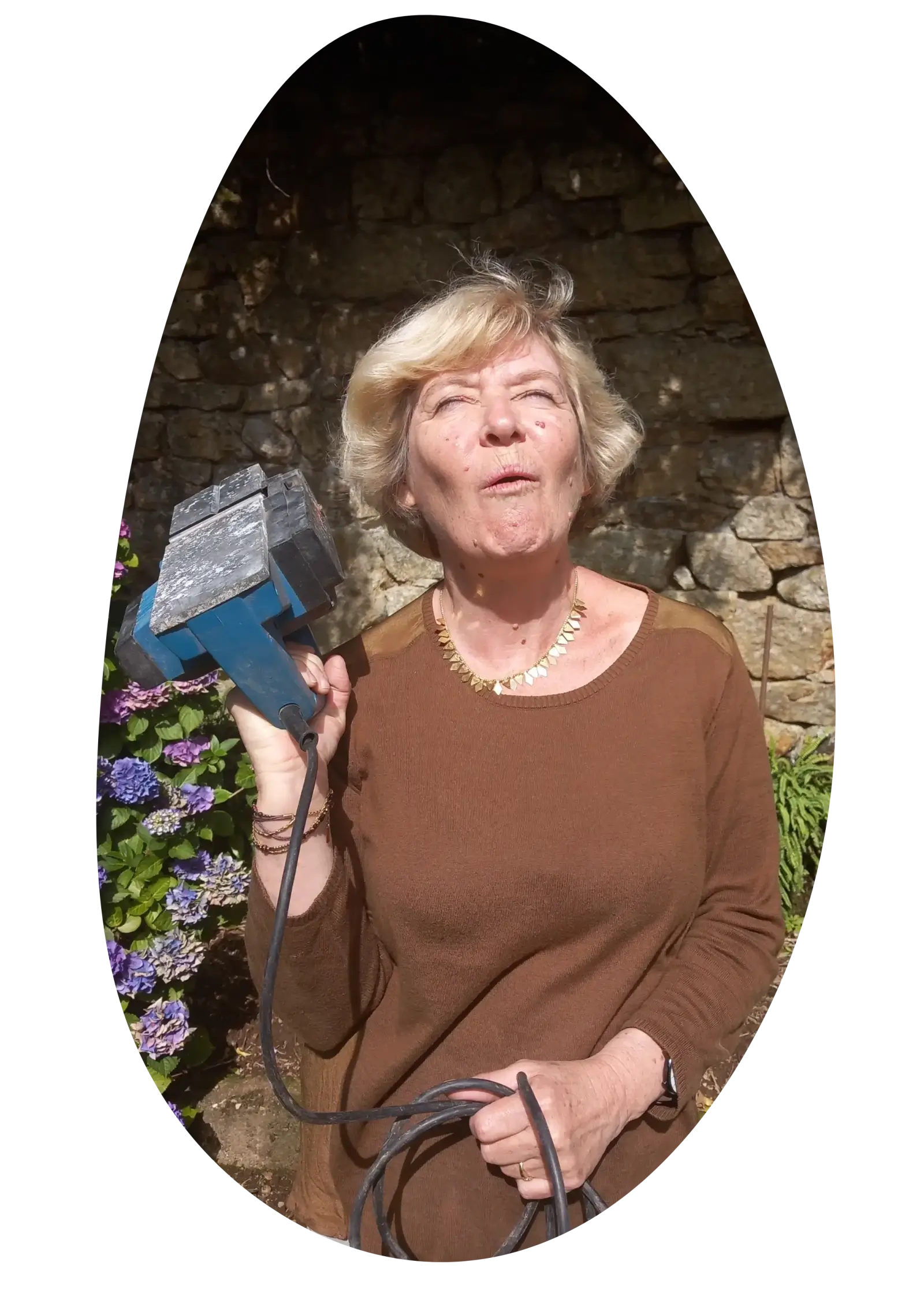 photo en forme de bulle d'une personne qui pose avec des objets de l'objetheque